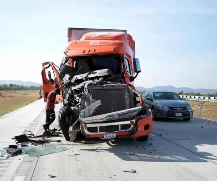 Chocan tráileres en Ciénega de Flores