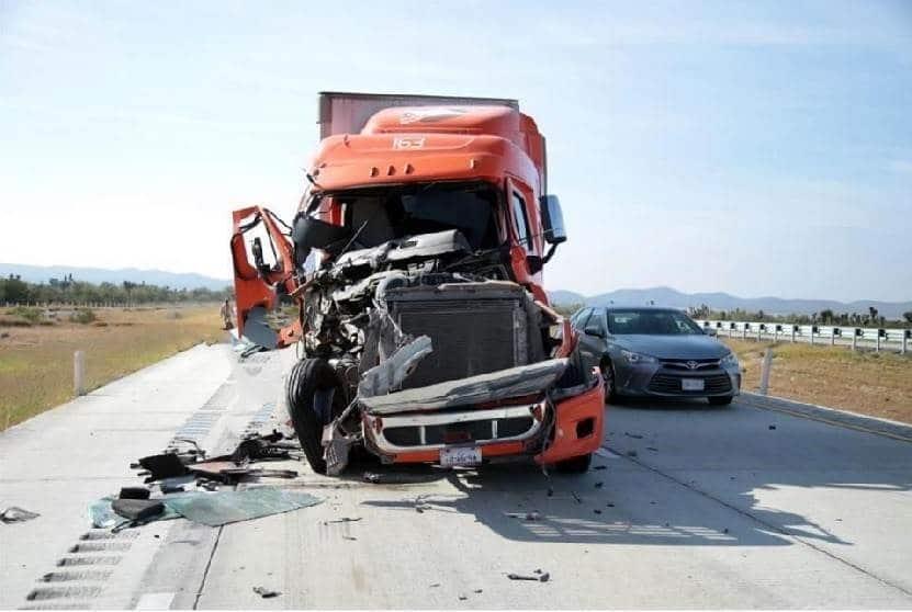 Chocan 2 tráileres en Autopista Monterrey-Laredo