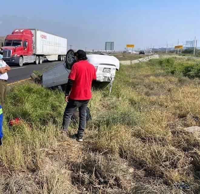 Intenta rebasar, pierde el control y vuelca