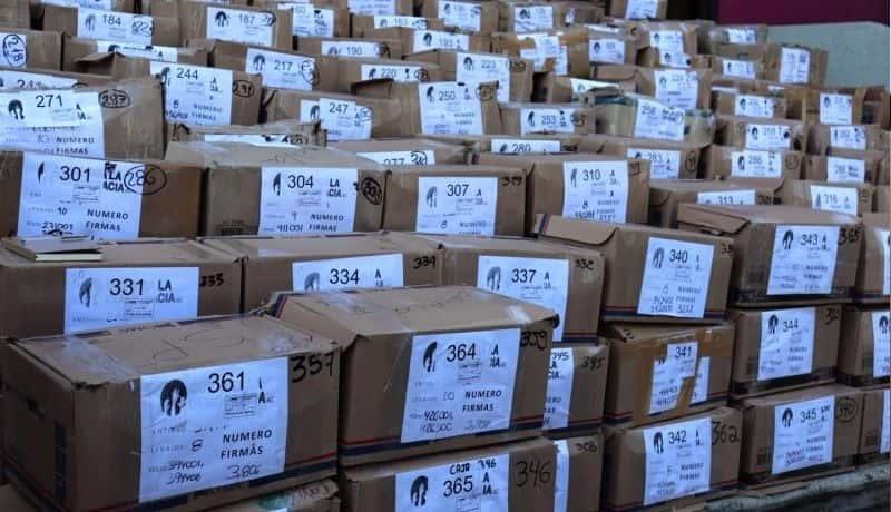 Entregan 3.7 millones de firmas para revocación de mandato