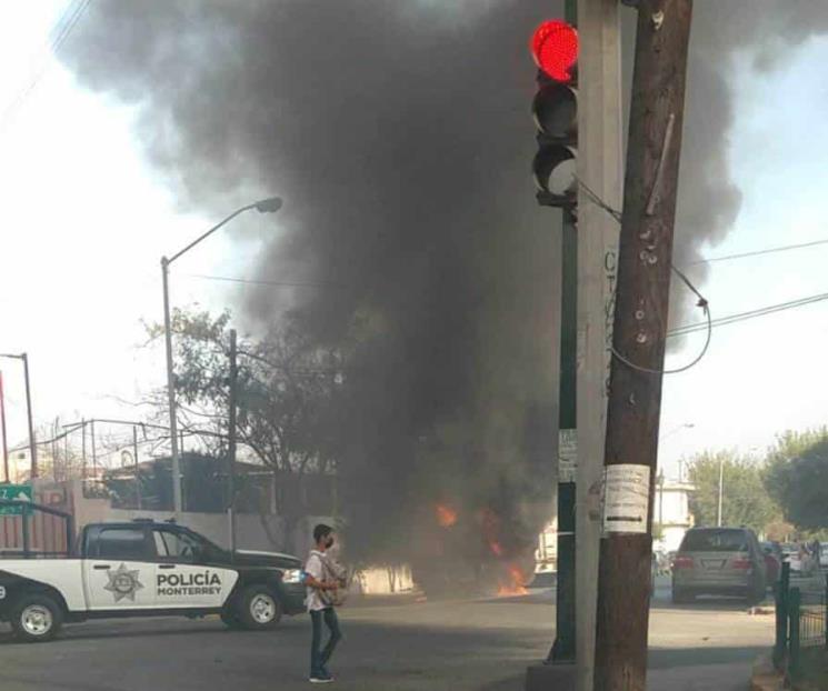 Arde ambulancia del IMSS