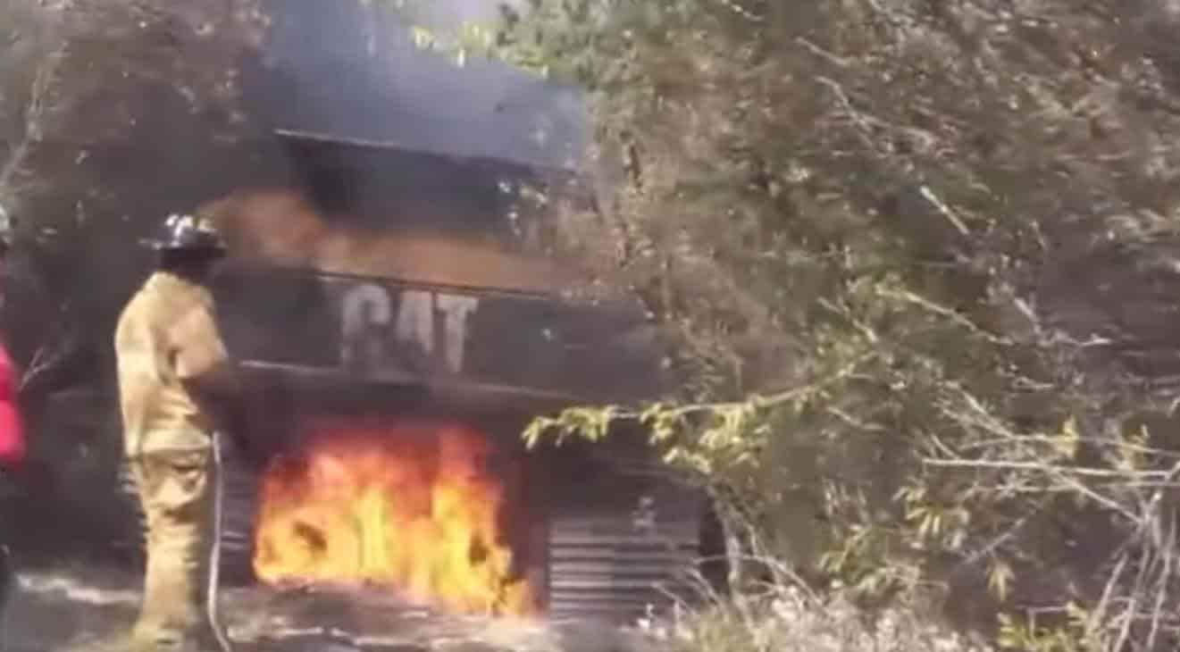 Una retroexcavadora quedó reducida a chatarra, al incendiarse