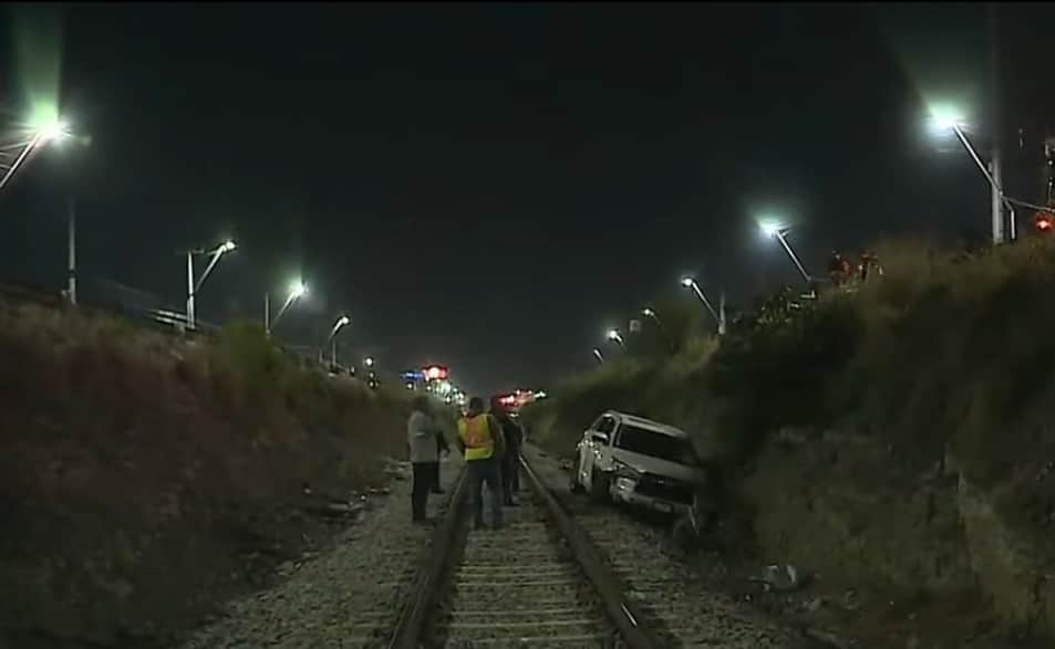 La camioneta terminó en el fondo del canalón ubicado en el Anillo Vial