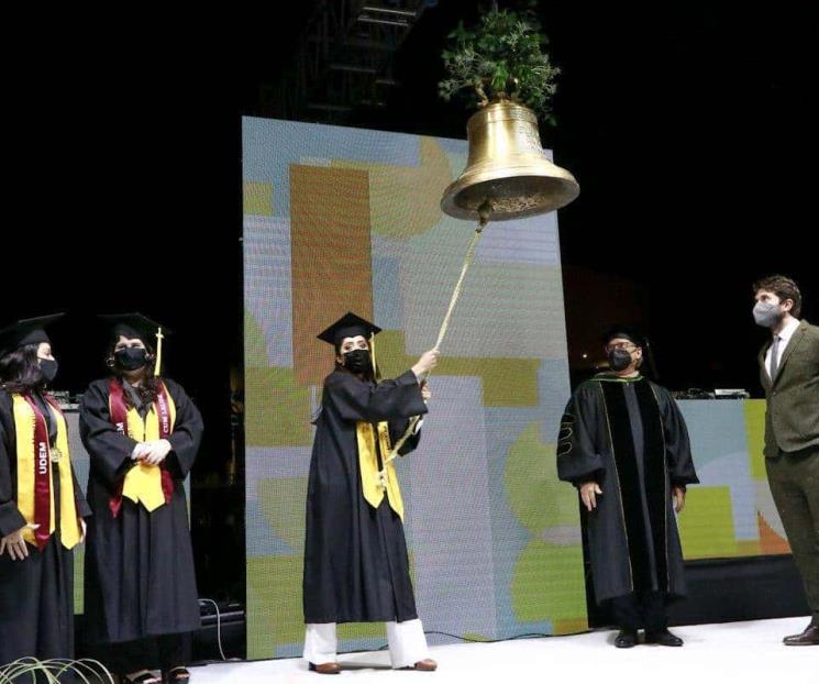 Disfrutan nuevos profesionales de convivencia y honores