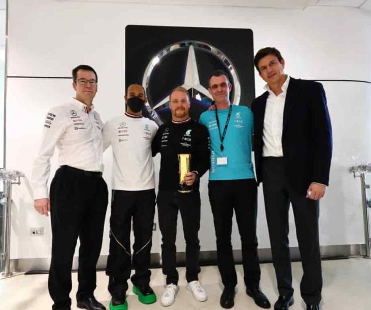Reaparece Lewis Hamilton