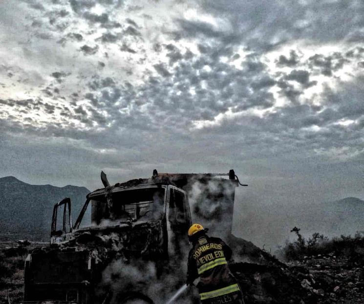 Acaba incendio con tractocamión
