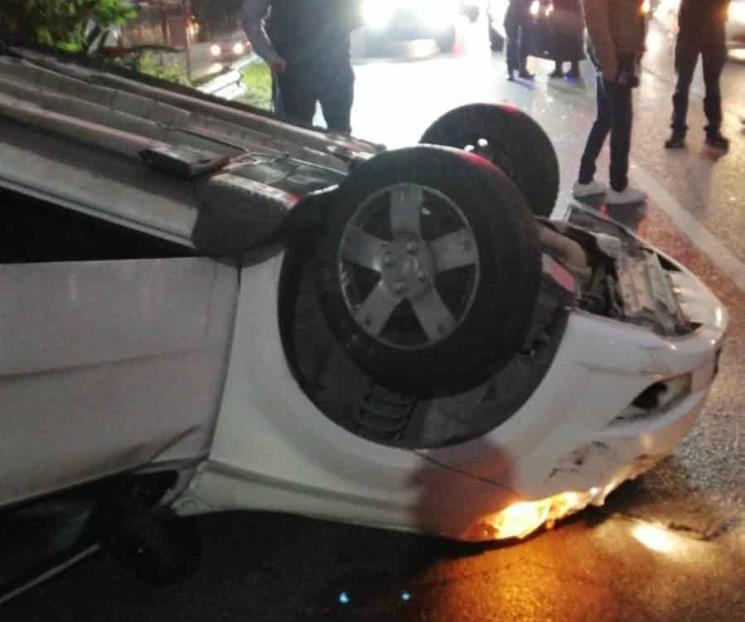 Movilizan volcaduras a rescatistas