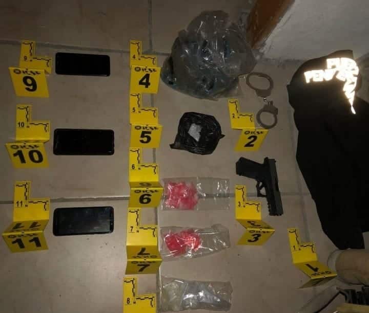 Tres personas detenidas, aseguramiento de droga, armas de fuego y cartuchos hábiles, dejaron dos cateos realizados
