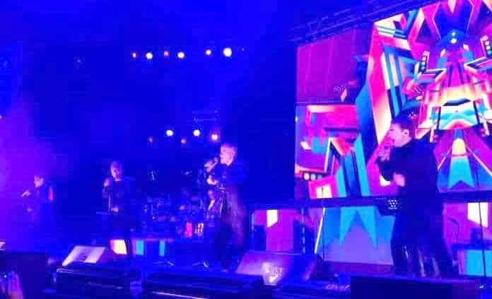 Menudo prende a sus fans y rinde homenaje a Ray Reyes