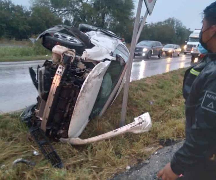 Vuelca camioneta en Linares