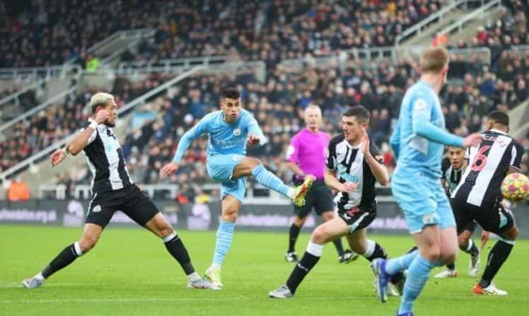 Manchester City se aleja en la cima de la Premier League