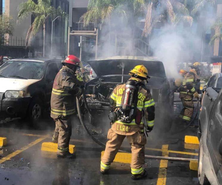 Se incendia camioneta en estacionamiento de Cintermex