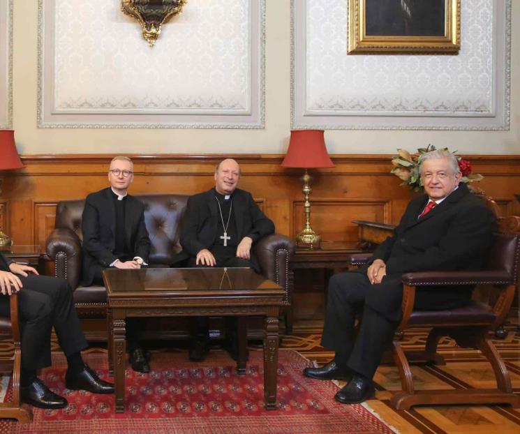 AMLO recibe al nuncio apostólico Franco Coppola