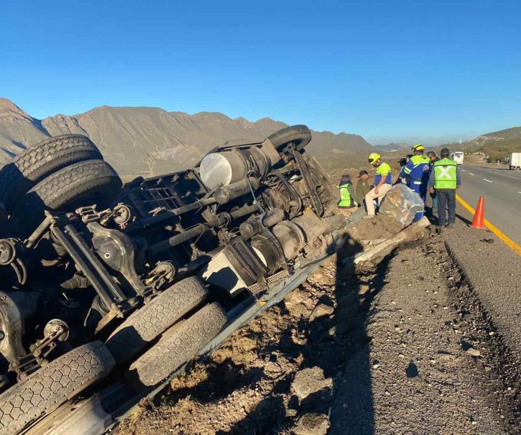 Vuelca en su tráiler y sobrevive
