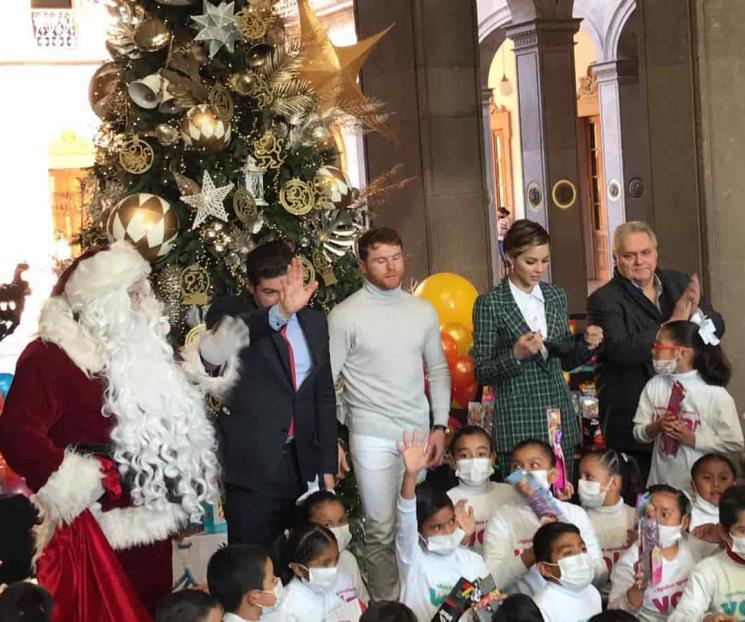 Entrega “Canelo” 5 mil 500 juguetes a DIF Capullos