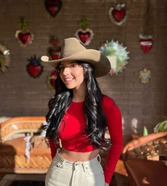 Ángela Aguilar le dice adiós al cabello corto