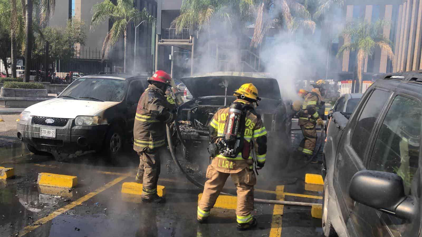 Una camioneta Silverado se incendió en el estacionamiento de Cintermex
