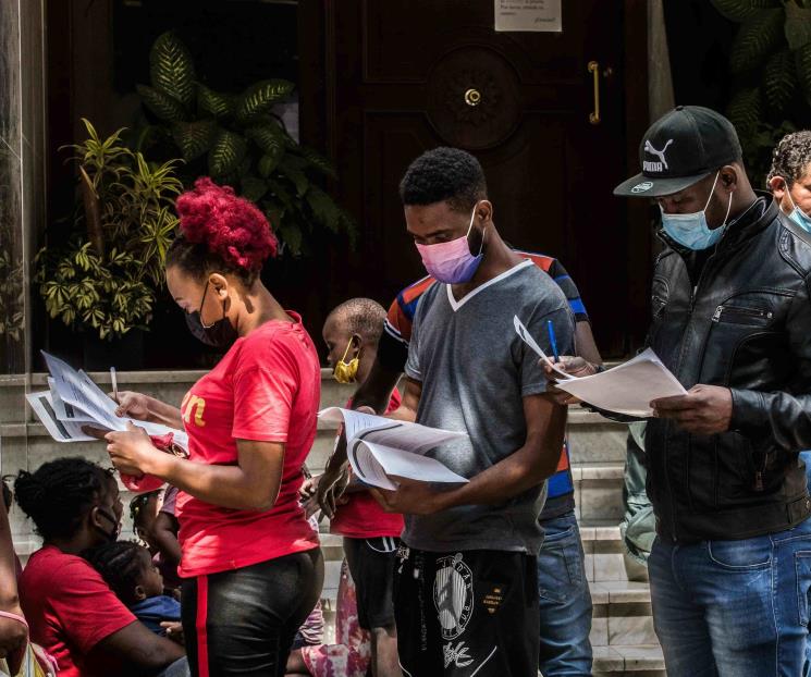 Urgen legisladores a Biden cancelar “Quédate en México”