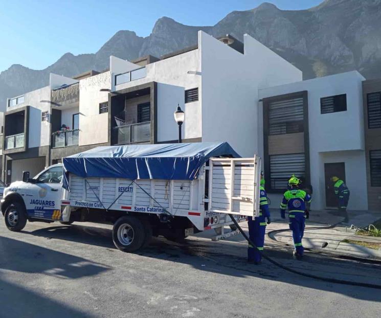 Arde habitación de vivienda en Santa Catarina