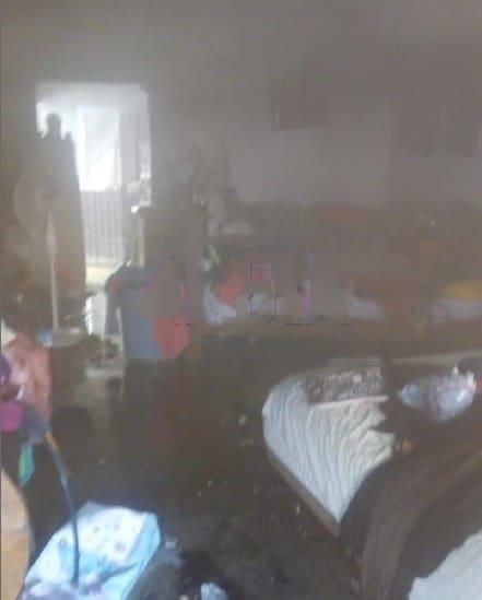 Provoca veladora incendio en vivienda