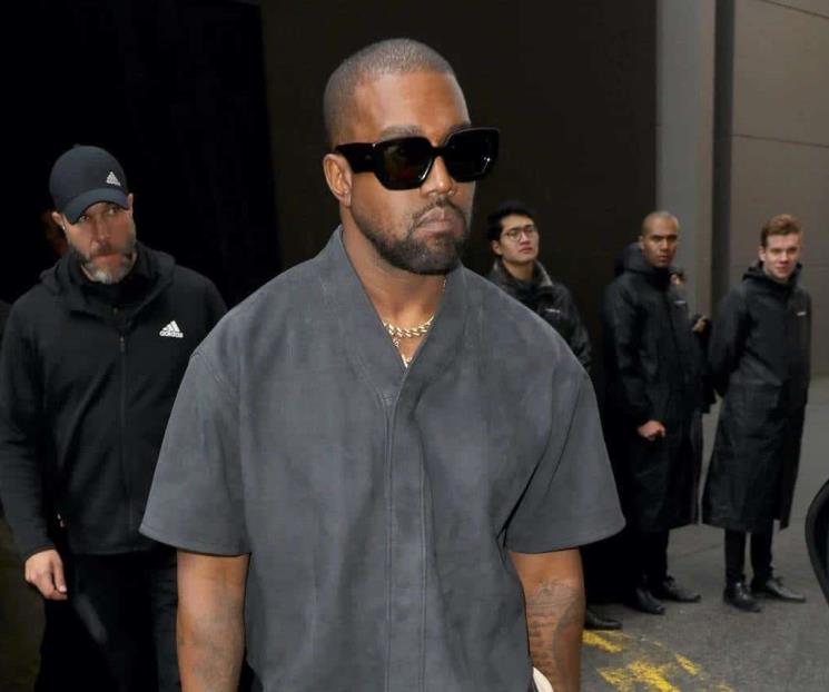 Kanye West toma el papel de Santa y regala juguetes a niños