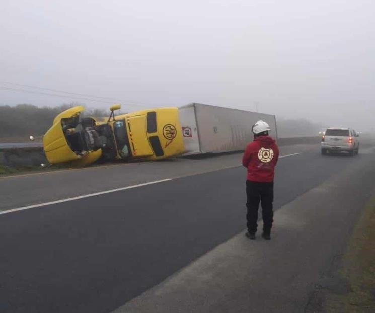 Vuelca tráiler en Montemorelos