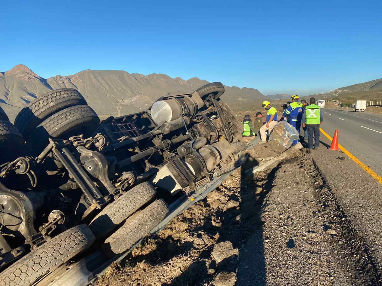 Un trailero resultó lesionado luego de volcar la pesada unidad que conducía
