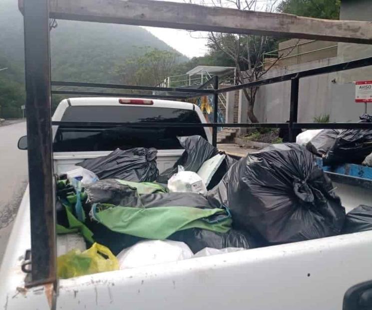 Sorprenden a pareja tirando basura