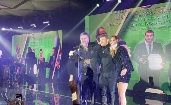 Canelo le canta y regala flores a Lucero