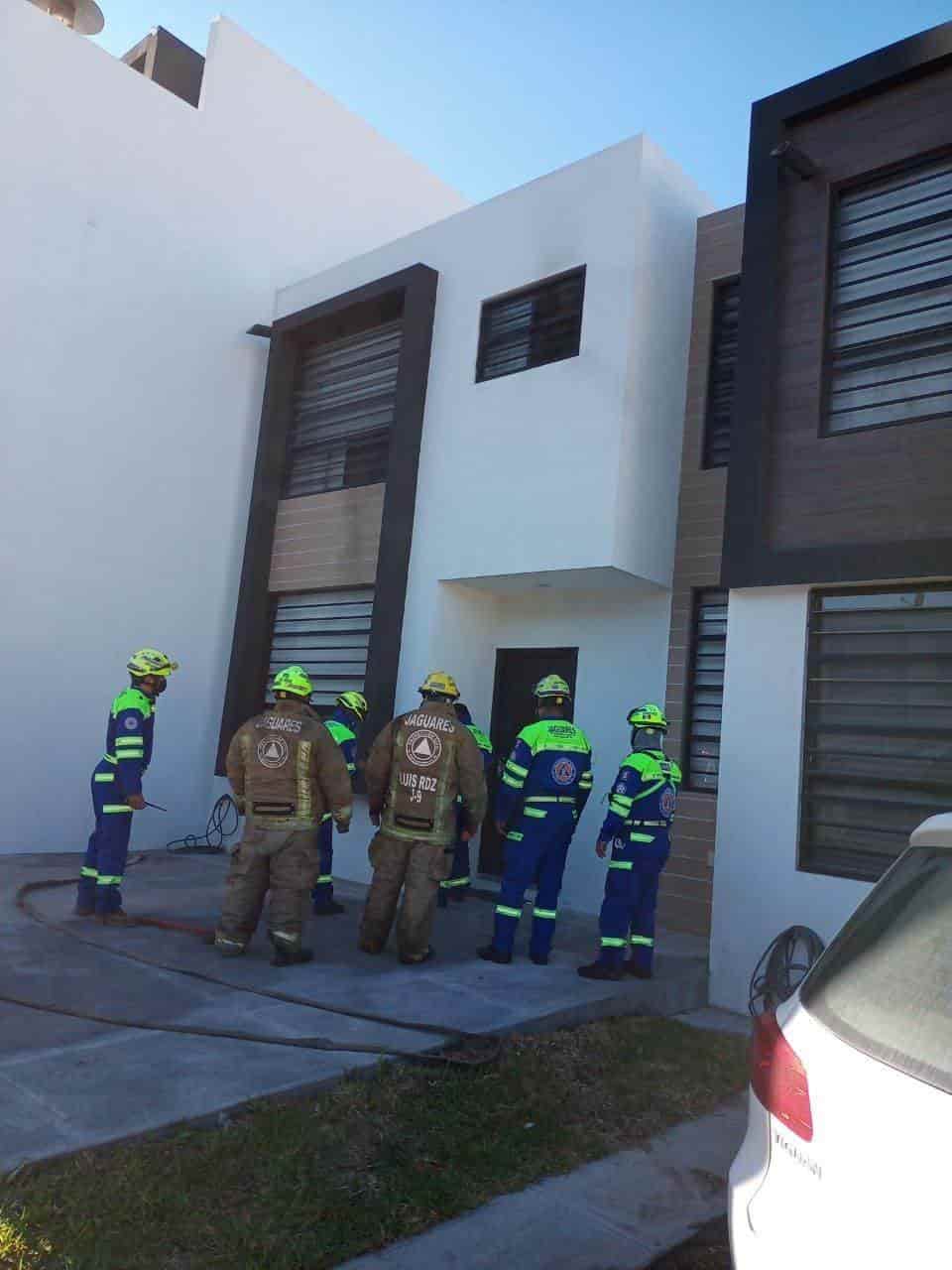 El incendio ocasionado presuntamente por un clima, consumió una habitación y ocasionó daños en otro cuarto