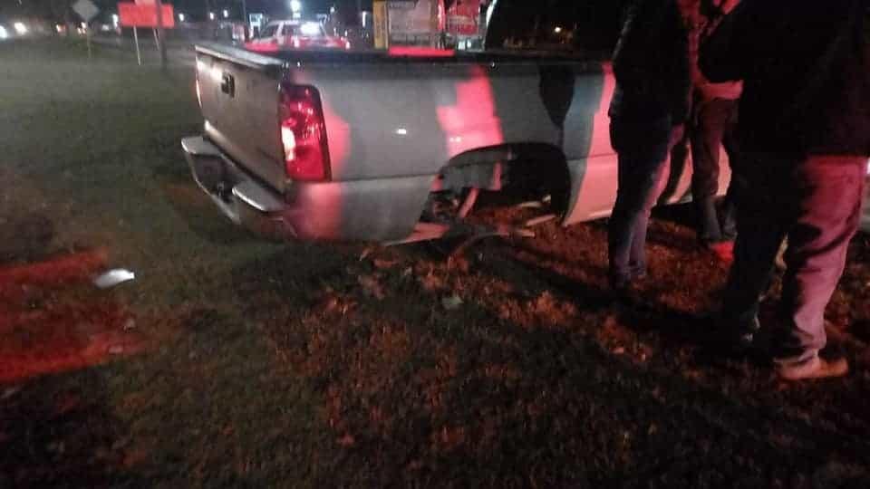 Choca camioneta en la Carretera Nacional