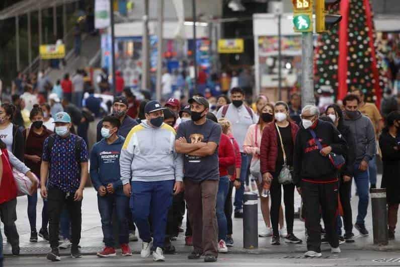 Realizan compras navideñas en la CDMX entre el caos