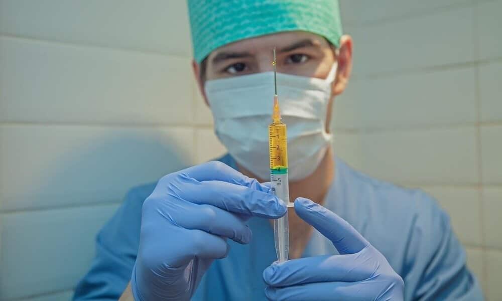 Suspenderá empleo y sueldo a empleados que no se vacunen