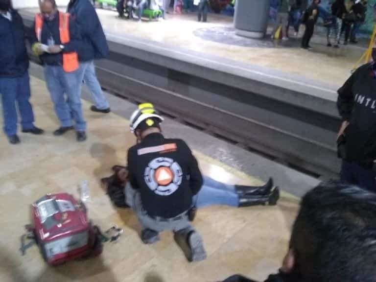 Una mujer se descuida y termina cayendo en las vías del metro