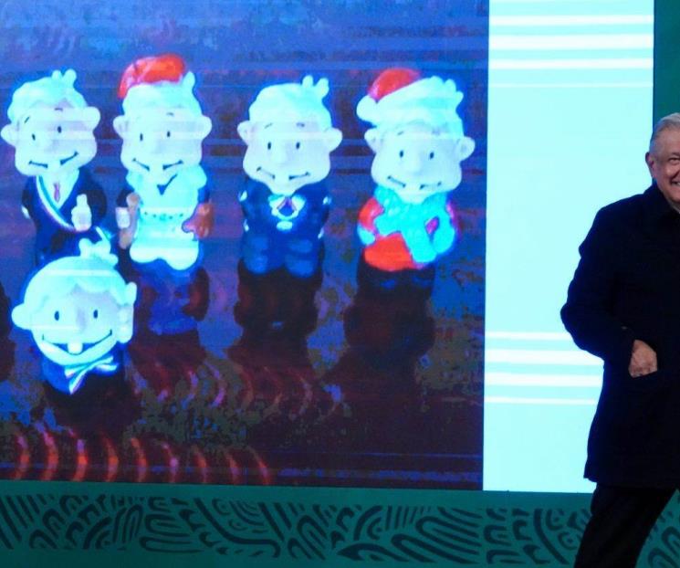 Llegan a Palacio Nacional Santa AMLO y AMLO beisbolista