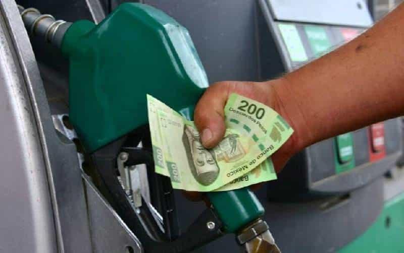 Anuncian aumento de 7.36% en refrescos, cigarros y gasolinas