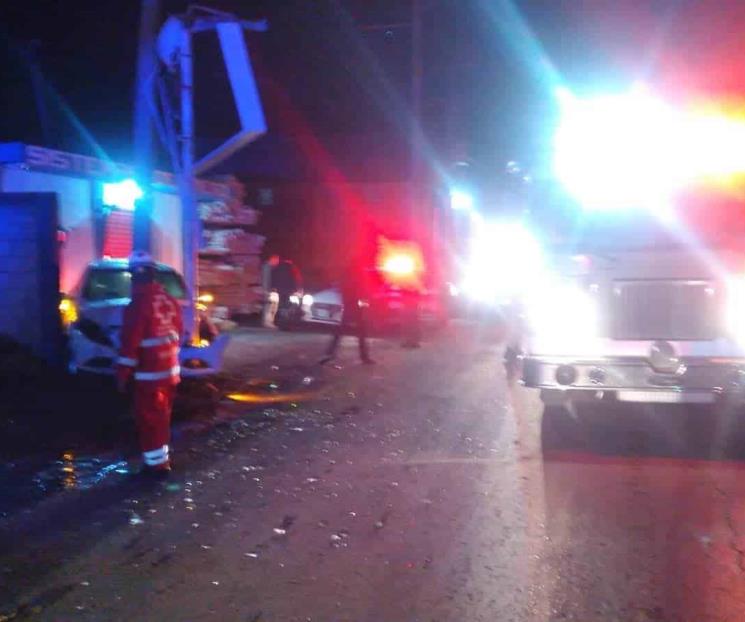 Conductor queda grave al chocar contra anuncio