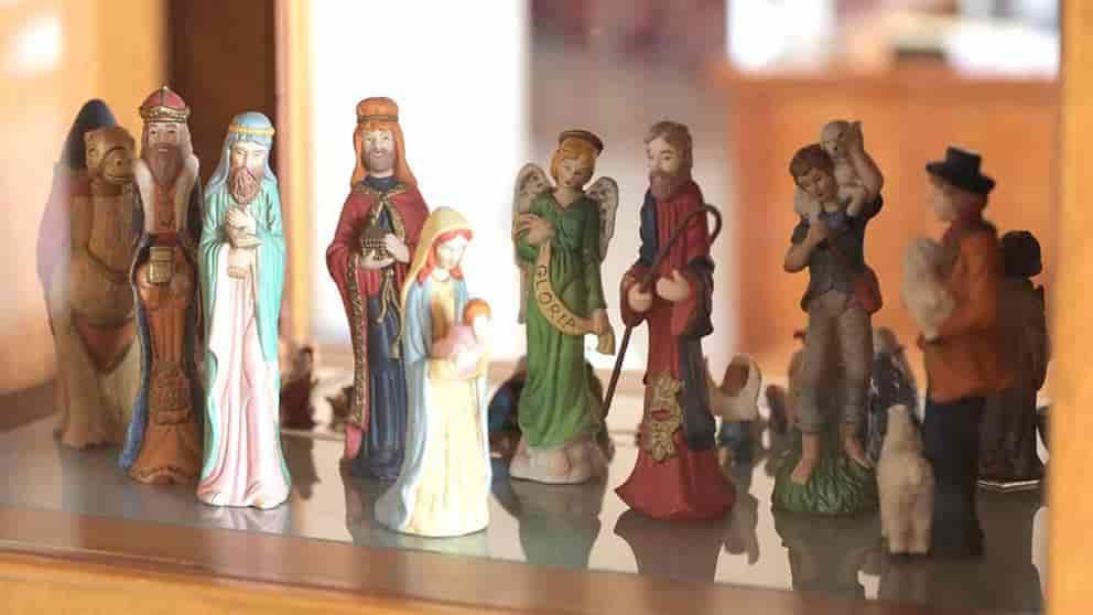 Exhibe la UANL su colección de nacimientos