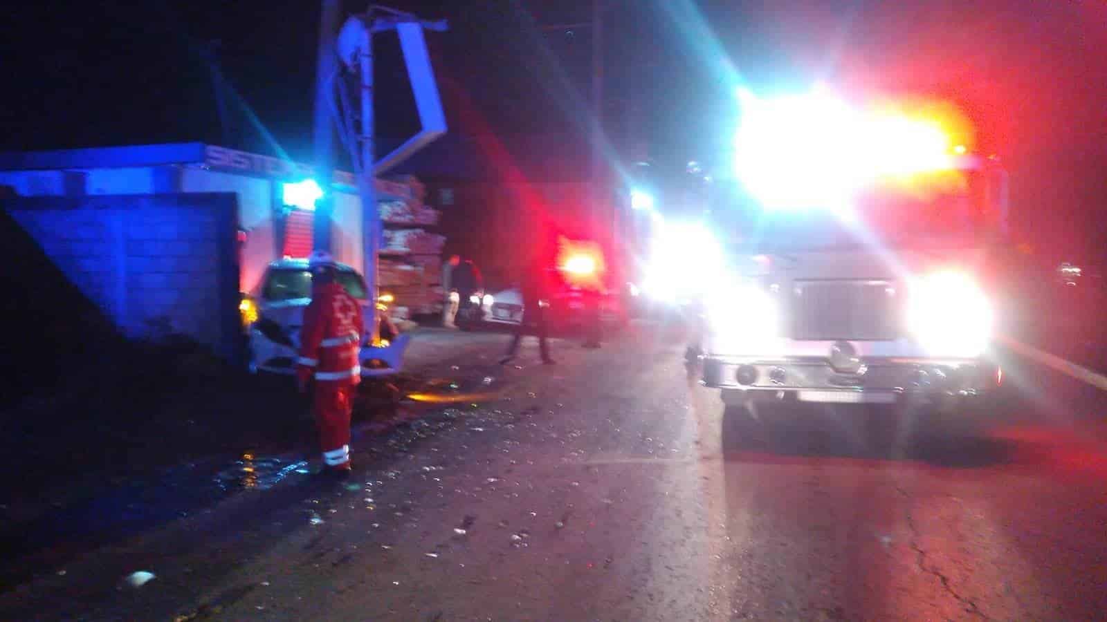 Un conductor terminó con lesiones de consideración, después de estrellarse contra un anuncio