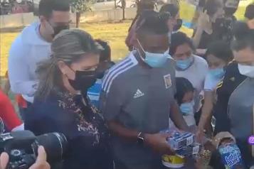 Llevan caravanas navide&ntilde;as a sectores vulnerables