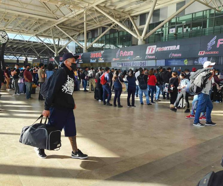 Abarrotan regios central en vísperas de Navidad