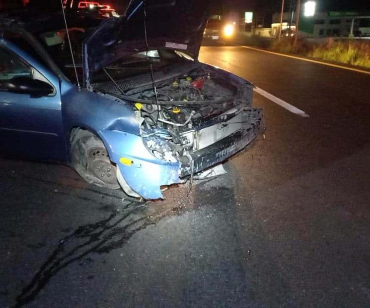 Impacta auto contra anuncio bandera