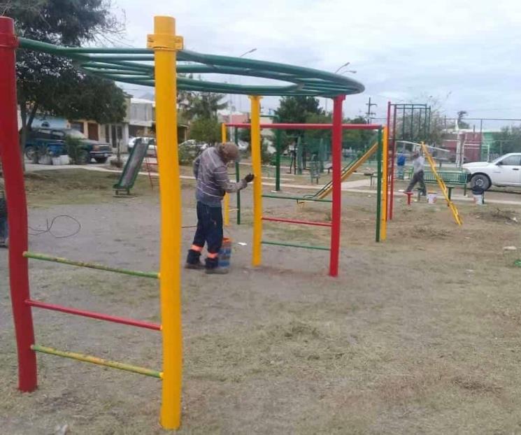 Limpian avenidas y plazas en Escobedo