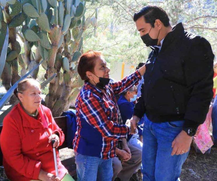 Inicia Jesús Nava entrega de regalos en Santa
