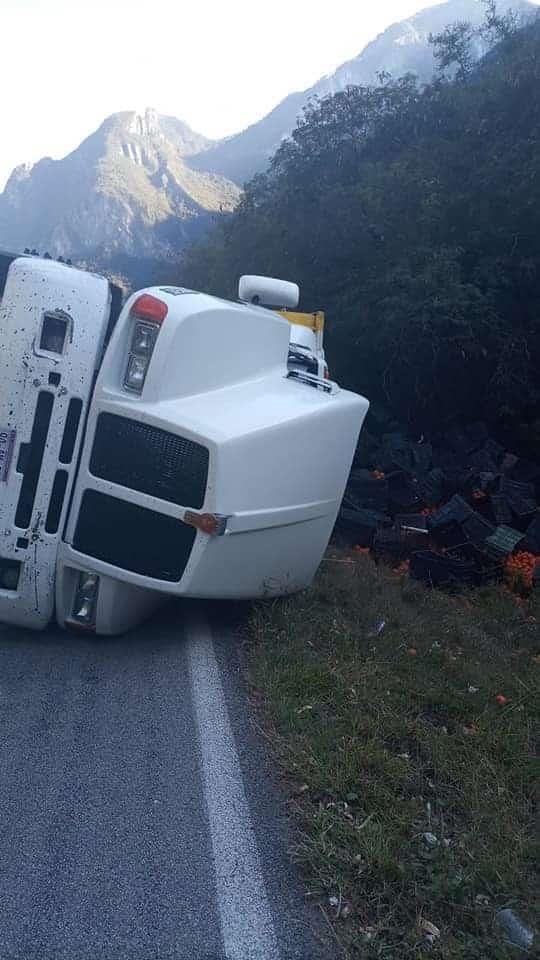 Vuelca tráiler en Iturbide