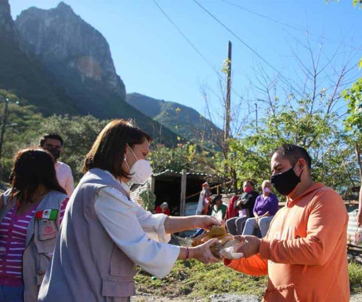 Entrega Cristina Díaz cenas navideñas