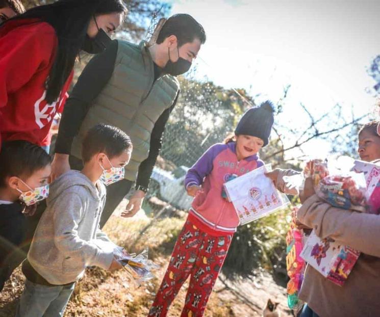 Reparten policías juguetes en Santiago
