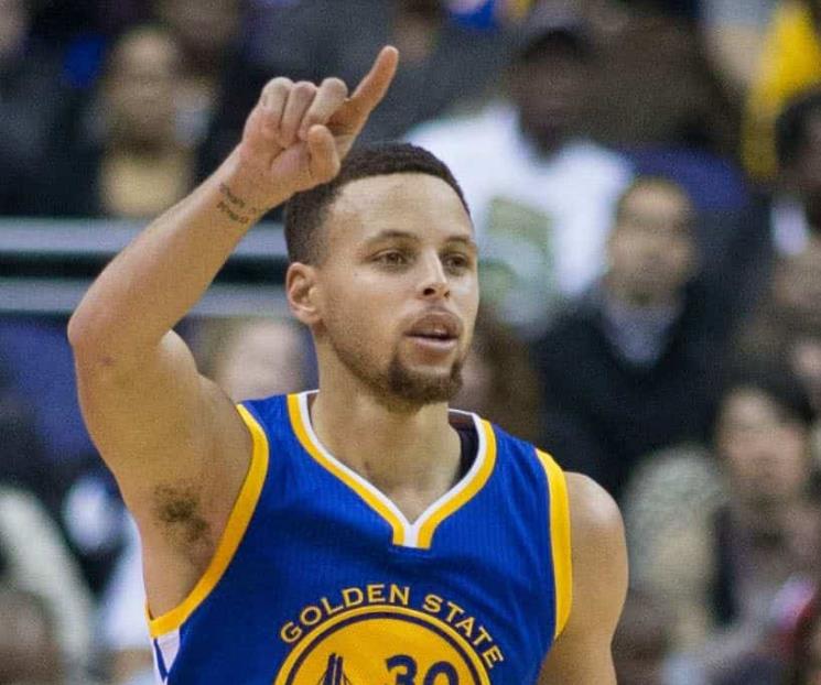 ¡Curry, a uno de los 3 mil triples!