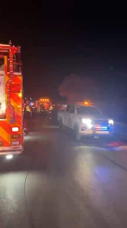 Impacta árbol y queda prensado