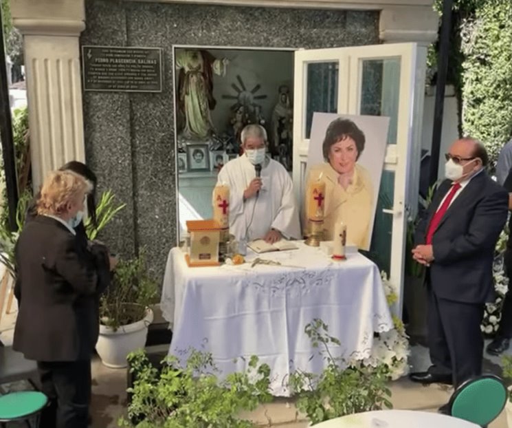 Depositan las cenizas de Carmen Salinas